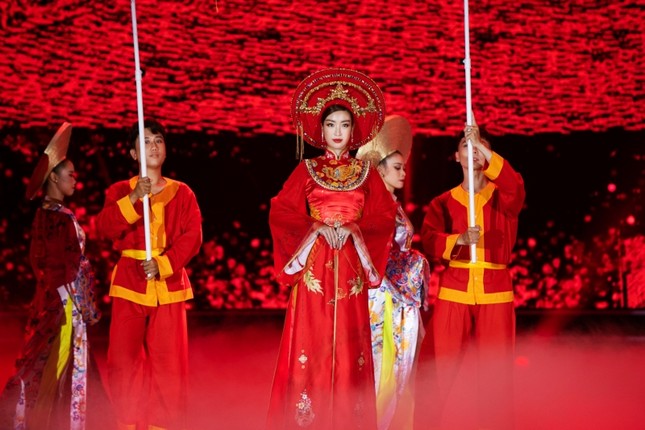 Hoa hậu Mỹ Linh ăn chay để hóa thân thành Thánh Mẫu trong màn trình diễn áo dài ảnh 5