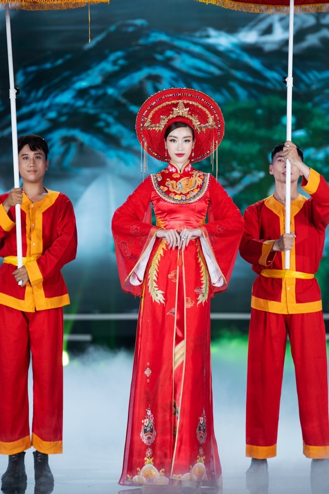 Hoa hậu Mỹ Linh ăn chay để hóa thân thành Thánh Mẫu trong màn trình diễn áo dài ảnh 2