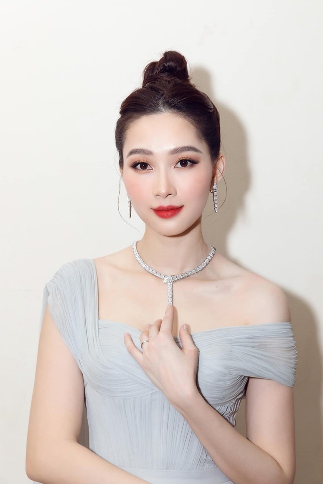 Nhan sắc đẳng cấp của 5 cựu hoa hậu từ thảm đỏ tới hậu trường đêm CK Hoa Hậu Việt Nam 2020 ảnh 7