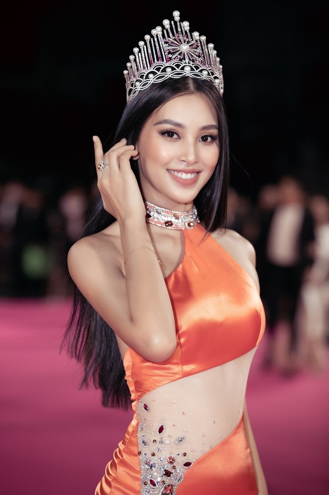Nhan sắc đẳng cấp của 5 cựu hoa hậu từ thảm đỏ tới hậu trường đêm CK Hoa Hậu Việt Nam 2020 ảnh 21
