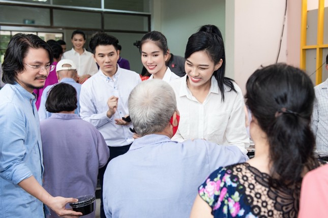 Hoa hậu Đỗ Thị Hà giản dị và thân thiện trong chuyến từ thiện đầu tiên sau đăng quang ảnh 1