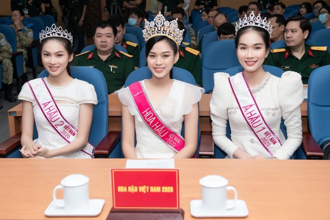 Hoa hậu Đỗ Thị Hà giản dị và thân thiện trong chuyến từ thiện đầu tiên sau đăng quang ảnh 7