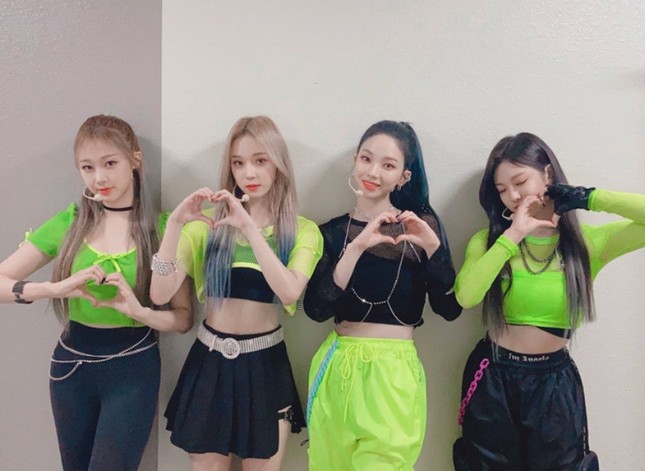 Xét về trang phục sân khấu, netizen cho rằng stylist BLACKPINK thua stylist aespa ở 1 điểm ảnh 4