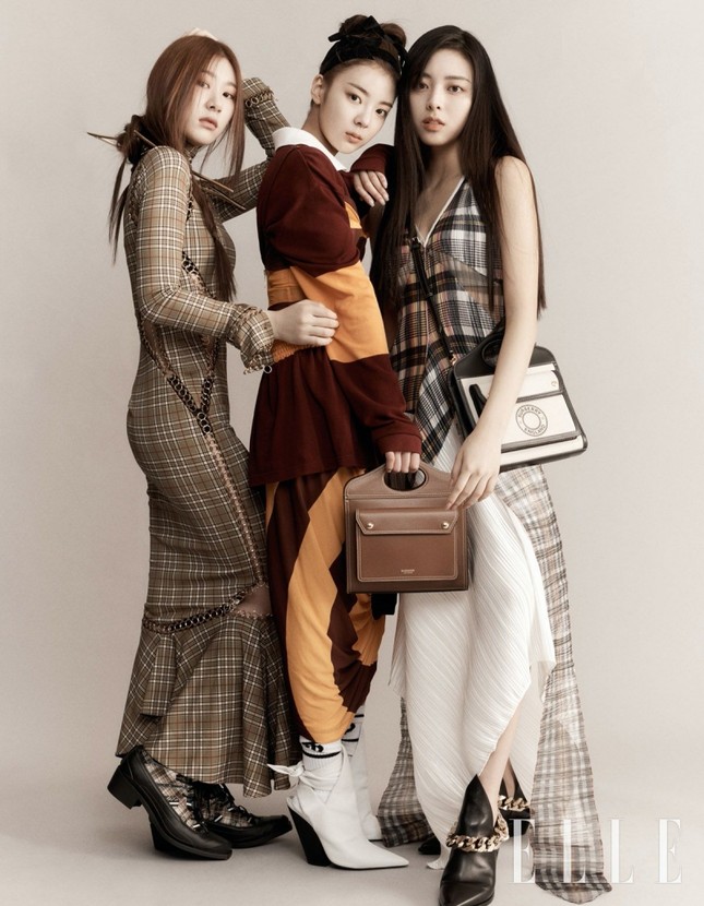 Màn mix đồ tạp chí gây thất vọng nhất trong năm được netizen Hàn trao cho stylist của ITZY ảnh 4