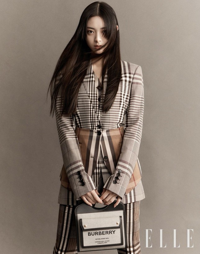 Màn mix đồ tạp chí gây thất vọng nhất trong năm được netizen Hàn trao cho stylist của ITZY ảnh 10