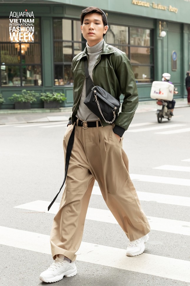 "Best Street Style" ngày 1: Người đẹp chuyển giới Lương Mỹ Kỳ xuất hiện thanh lịch bất ngờ ảnh 3
