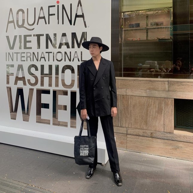 "Best Street Style" ngày 1: Người đẹp chuyển giới Lương Mỹ Kỳ xuất hiện thanh lịch bất ngờ ảnh 4