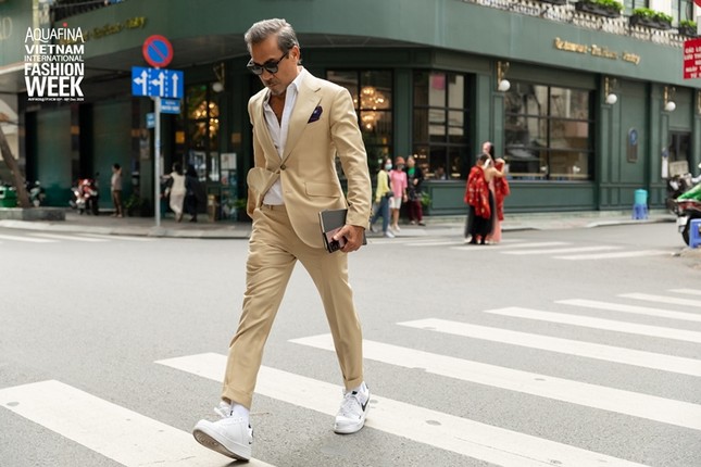 "Best Street Style" ngày 1: Người đẹp chuyển giới Lương Mỹ Kỳ xuất hiện thanh lịch bất ngờ ảnh 1