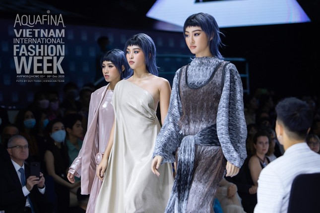 Tân Hoa hậu Đỗ Thị Hà cùng Hoa hậu Tiểu Vy, Lương Thùy Linh mở màn show diễn của Công Trí ảnh 5