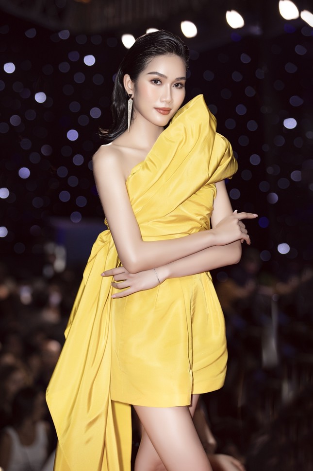 Á hậu Phương Anh - Ngọc Thảo khoe sắc vóc hoàn hảo trên thảm đỏ Tuần lễ Thời trang ảnh 2