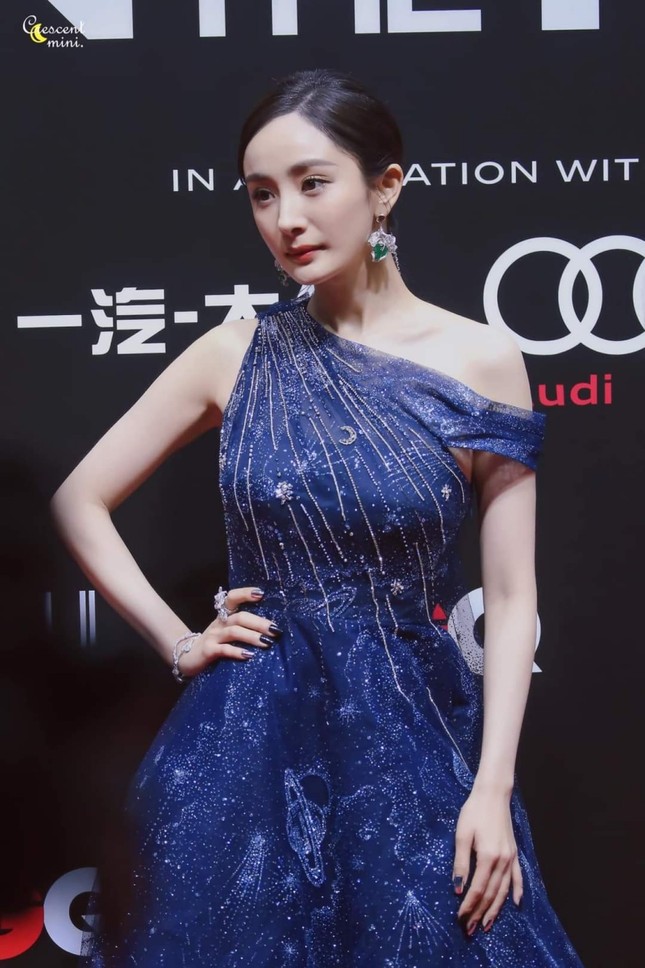 Ba nàng tiểu Hoa đán đọ sắc trên thảm đỏ GQ: Angela Baby lên No.1 hot search vì điều này ảnh 6