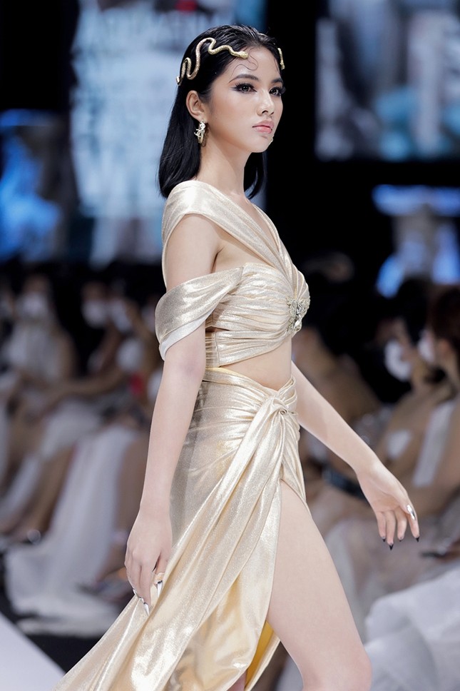 Ngắm dàn thí sinh Hoa Hậu Việt Nam 2020 “lột xác” ngoạn mục trên sàn catwalk ảnh 7