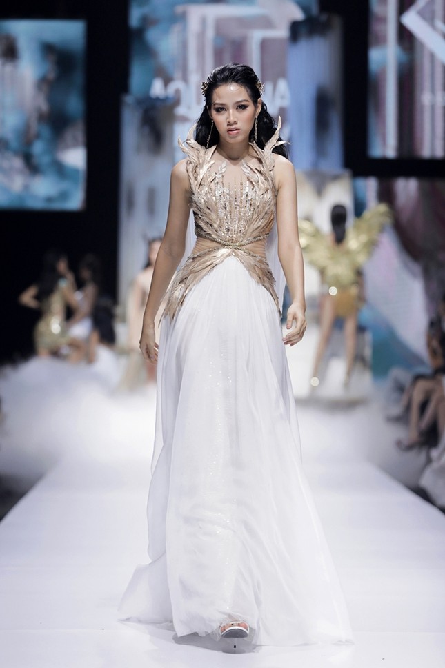 Mặc bộ váy nặng 40kg, Hoa hậu Đỗ Mỹ Linh lo lắng: “Em sợ sẽ bị ngã trên sàn catwalk!“ ảnh 1