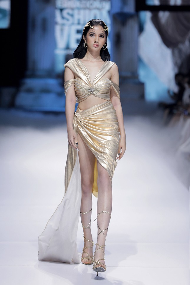 Ngắm dàn thí sinh Hoa Hậu Việt Nam 2020 “lột xác” ngoạn mục trên sàn catwalk ảnh 6