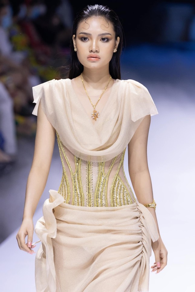 Ngắm dàn thí sinh Hoa Hậu Việt Nam 2020 “lột xác” ngoạn mục trên sàn catwalk ảnh 8