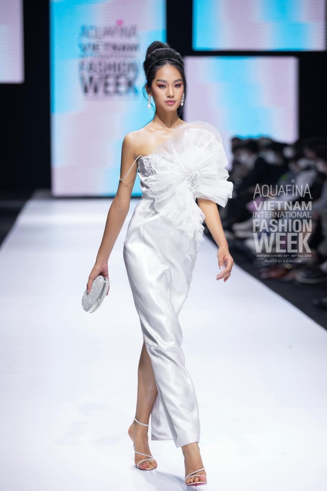 Ngắm dàn thí sinh Hoa Hậu Việt Nam 2020 “lột xác” ngoạn mục trên sàn catwalk ảnh 4