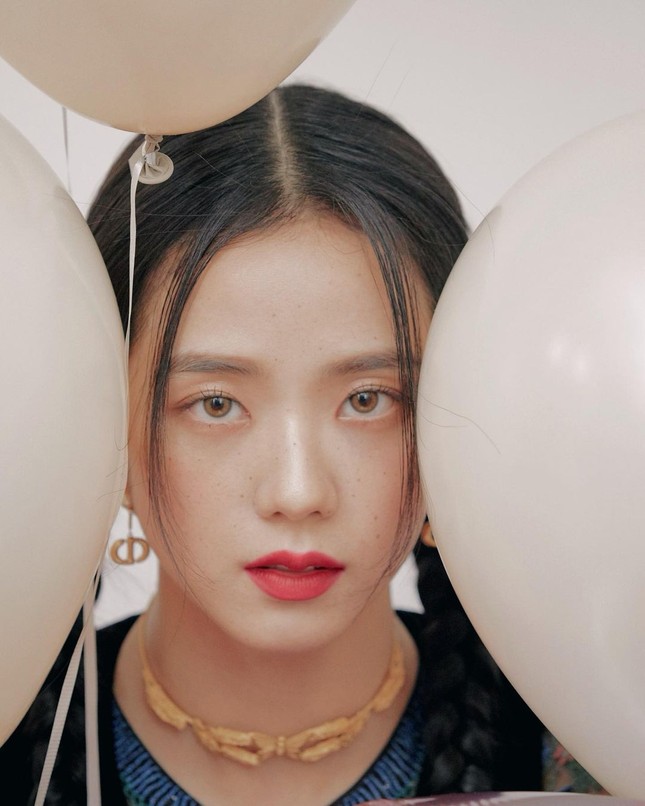 Jisoo BLACKPINK chứng minh nhan sắc hoa hậu, ảnh selfie và ảnh quảng cáo đẹp y chang nhau ảnh 1