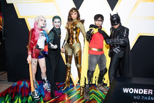 Hoa hậu H’Hen Niê có màn cosplay Wonder Woman siêu đẳng cấp trên thảm đỏ ra mắt phim ảnh 3