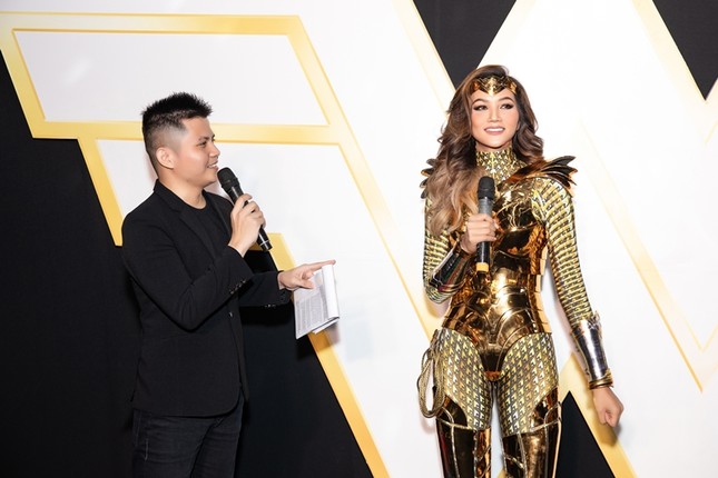 Hoa hậu H’Hen Niê có màn cosplay Wonder Woman siêu đẳng cấp trên thảm đỏ ra mắt phim ảnh 2