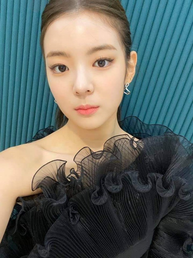Lia ITZY và Trịnh Sảng đụng hàng chiếc váy nhưng không ai mặc đẹp bằng “tình cũ Đặng Luân” ảnh 1