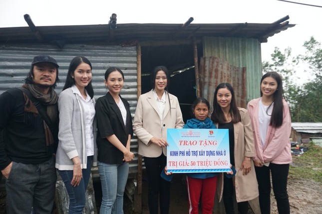 Hoa hậu Đỗ Thị Hà và 2 Á hậu vượt bùn đất tới Nam Trà My trao 1 tỷ đồng xây 18 căn nhà mới ảnh 2