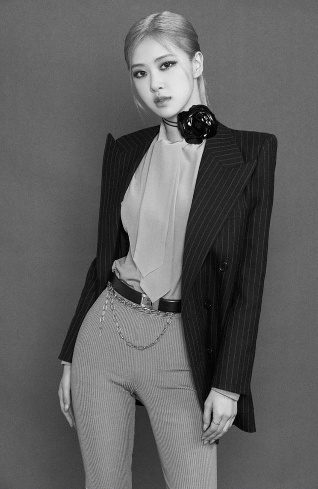 Ai cũng đoán được nàng thơ mới của hãng mỹ phẩm này là Rosé dù VOGUE tung video mờ mịt ảnh 2