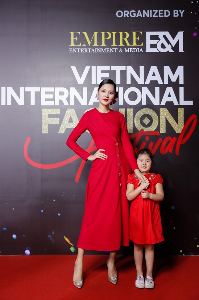 Top 10 mỹ nhân thảm đỏ Lễ hội Thời trang: Bảo Anh mặc đồ xuyên thấu “một mình một kiểu” ảnh 1