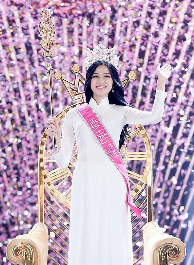 Loạt ảnh đội vương miện đẹp nhất của Hoa hậu Đỗ Thị Hà trong hơn 1 tháng sau đăng quang ảnh 1