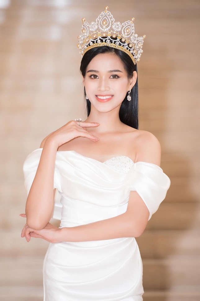 Loạt ảnh đội vương miện đẹp nhất của Hoa hậu Đỗ Thị Hà trong hơn 1 tháng sau đăng quang ảnh 8
