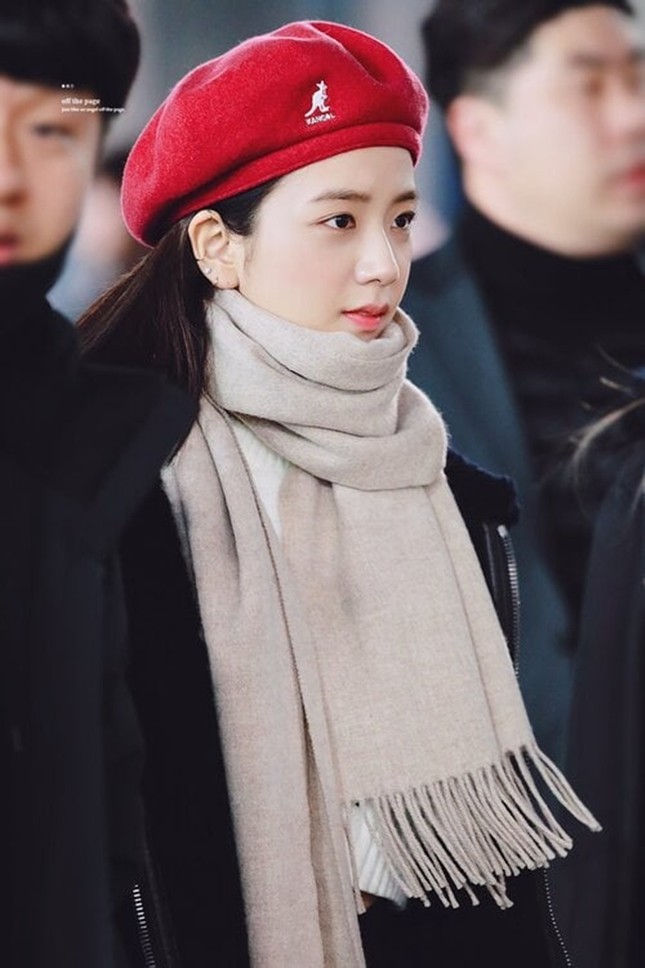 Học ngay các idol K-Pop cách đội mũ beret, chiếc mũ được yêu thích nhất trong mùa Đông ảnh 1