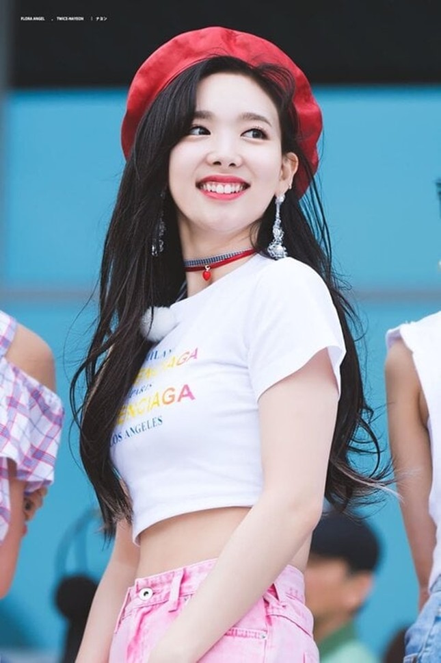Học ngay các idol K-Pop cách đội mũ beret, chiếc mũ được yêu thích nhất trong mùa Đông ảnh 8