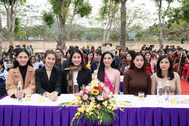 Hoa hậu Đỗ Thị Hà được khen chọn trang phục nền nã trong buổi ra mắt quỹ học bổng tên mình ảnh 1