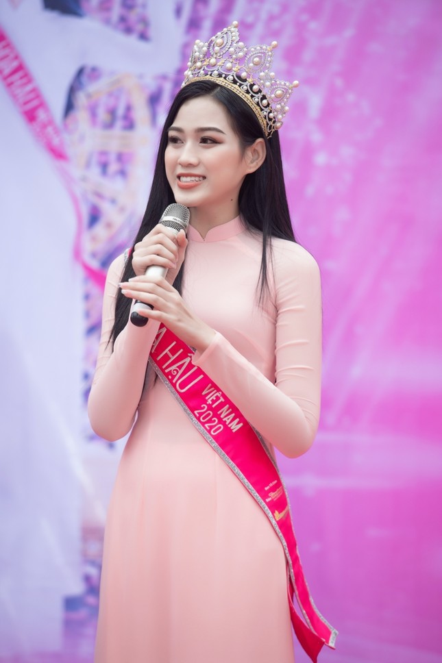 Hoa hậu Đỗ Thị Hà được khen chọn trang phục nền nã trong buổi ra mắt quỹ học bổng tên mình ảnh 6