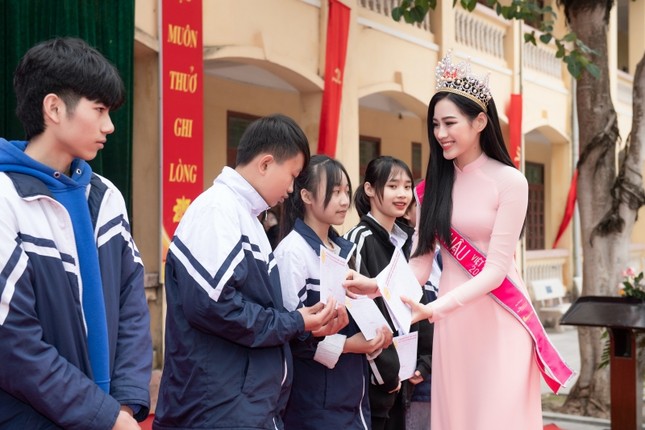 Hoa hậu Đỗ Thị Hà được khen chọn trang phục nền nã trong buổi ra mắt quỹ học bổng tên mình ảnh 3