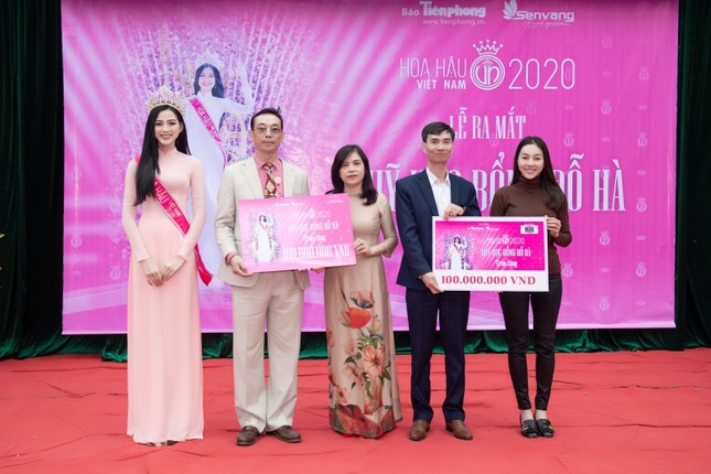 Hoa hậu Đỗ Thị Hà được khen chọn trang phục nền nã trong buổi ra mắt quỹ học bổng tên mình ảnh 2