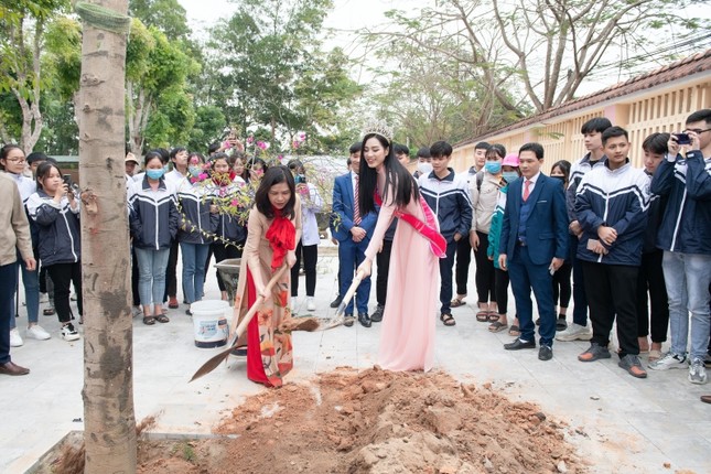 Hoa hậu Đỗ Thị Hà được khen chọn trang phục nền nã trong buổi ra mắt quỹ học bổng tên mình ảnh 5