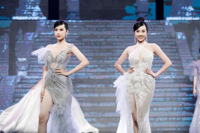 Á hậu Phương Anh, Ngọc Thảo cùng dàn mỹ nhân khoe sắc lộng lẫy trong show diễn chào 2021 ảnh 11