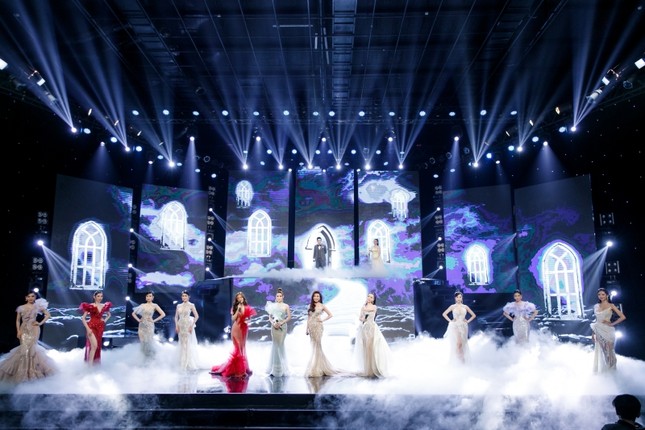 Á hậu Phương Anh, Ngọc Thảo cùng dàn mỹ nhân khoe sắc lộng lẫy trong show diễn chào 2021 ảnh 1