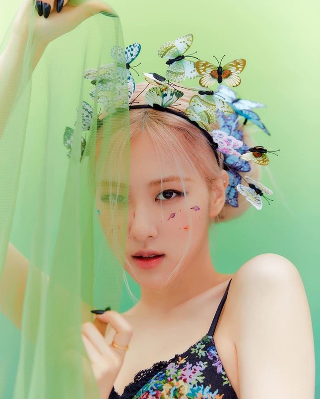 Rosé (BLACKPINK) biến tấu phụ kiện đỉnh thế này thì YG còn cần stylist làm gì nữa! ảnh 1