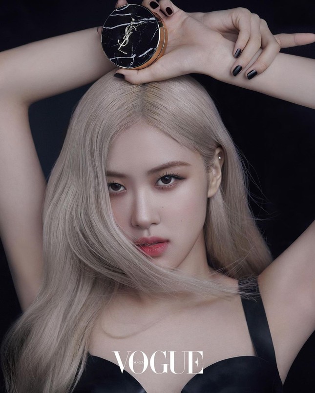 VOGUE tung ảnh Rosé BLACKPINK quảng cáo YSL Beauty, nhưng trang phục của cô mới gây chú ý ảnh 2