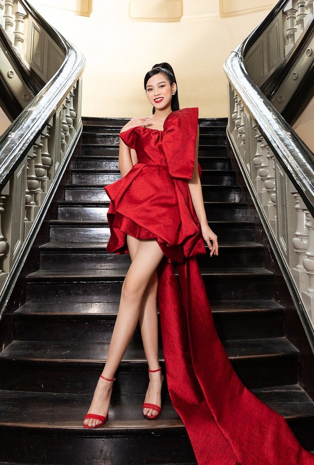 Hoa hậu Đỗ Thị Hà, Tiểu Vy khoe vai trần trong show thời trang với dress code đỏ rực ảnh 1