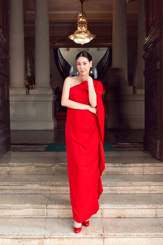 Hoa hậu Đỗ Thị Hà, Tiểu Vy khoe vai trần trong show thời trang với dress code đỏ rực ảnh 4
