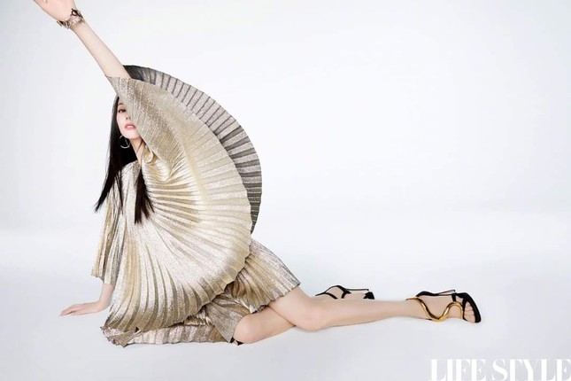 Địch Lệ Nhiệt Ba khoe lưng trần trên tạp chí LIFESTYLE, fan xuýt xoa “đúng là cực phẩm” ảnh 3