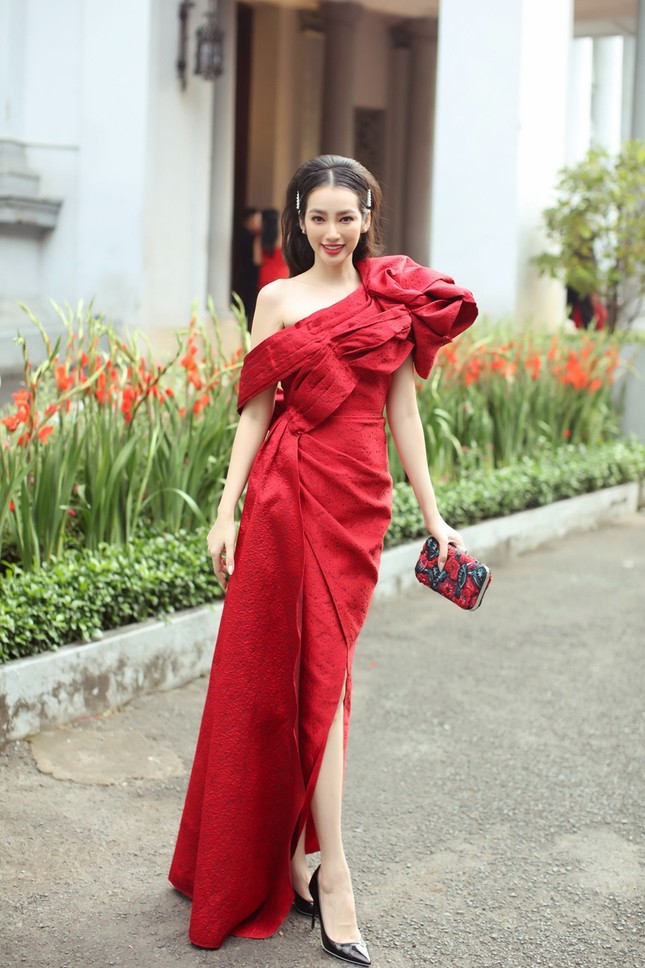 Hoa hậu Đỗ Thị Hà, Tiểu Vy khoe vai trần trong show thời trang với dress code đỏ rực ảnh 8