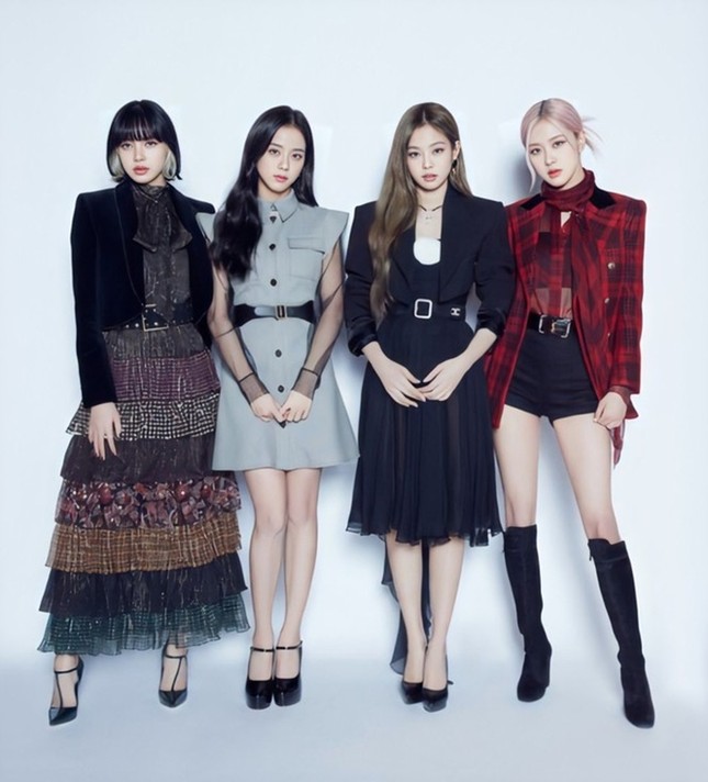Lisa BLACKPINK chứng minh đẳng cấp “đại sứ” khi đụng hàng với 2 thành viên của OH MY GIRL ảnh 1