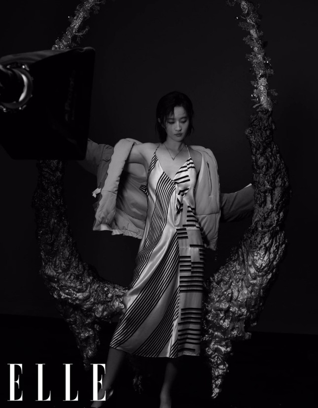 Không còn là “thần tiên tỷ tỷ”, Lưu Diệc Phi gây sốc khi “lột xác” trên bìa ELLE Trung tháng 3 ảnh 9
