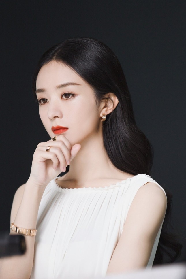Triệu Lệ Dĩnh chính thức là Đại diện thương hiệu mảng trang sức của Dior, nhưng vì sao bộ ảnh quảng cáo lại bị chê? ảnh 1