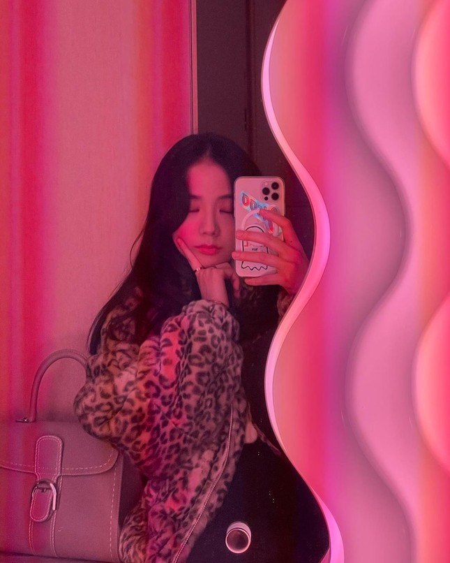 Không chỉ chụp selfie, Joy (Red Velvet) còn quay hẳn clip khoe gương xịn sò y chang của Jisoo (BLACKPINK) ảnh 1