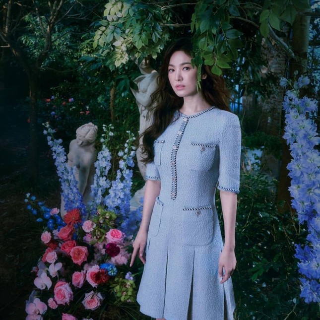 Các “nữ thần” cùng tung bộ ảnh thời trang, Suzy liệu có thần thái hơn Jisoo (BLACKPINK) và Song Hye Kyo? ảnh 1