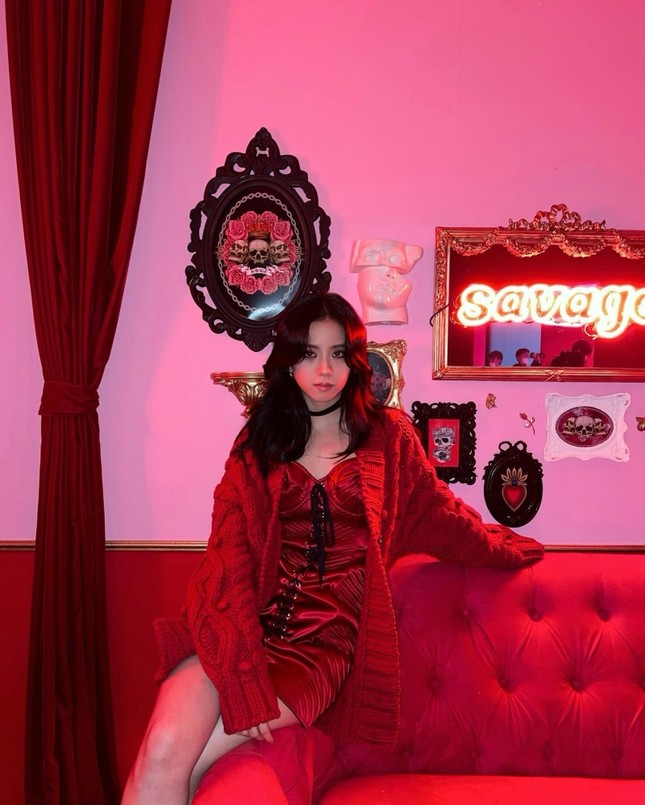 Mặc set đồ đỏ của D&G trị giá gần 175 triệu, Jisoo (BLACKPINK) quyến rũ hơn cả mẫu xịn của hãng ảnh 1